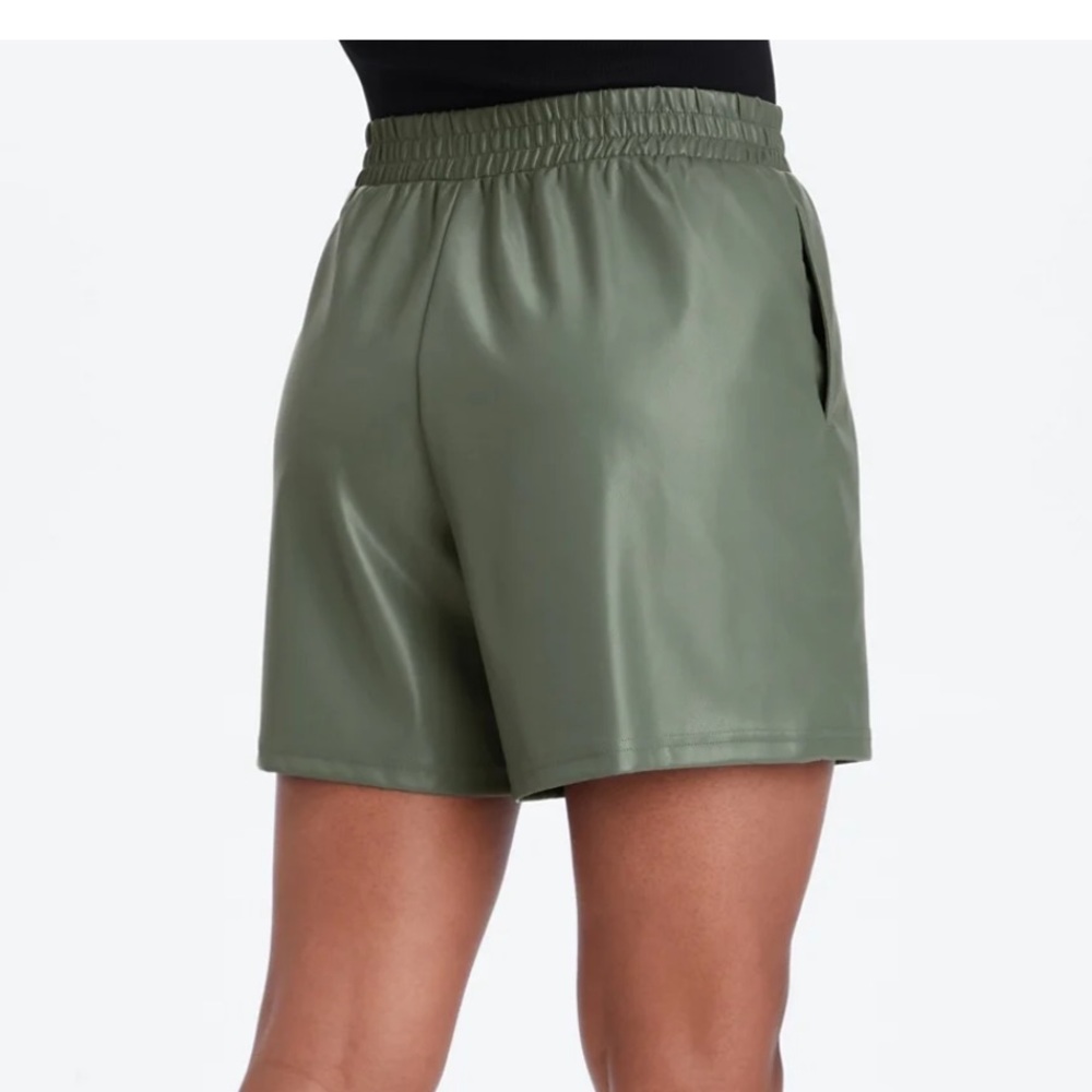 Fabletics Vegan Leather High-Waisted Short Size Medium‎ NWT - Picture 11 of 12